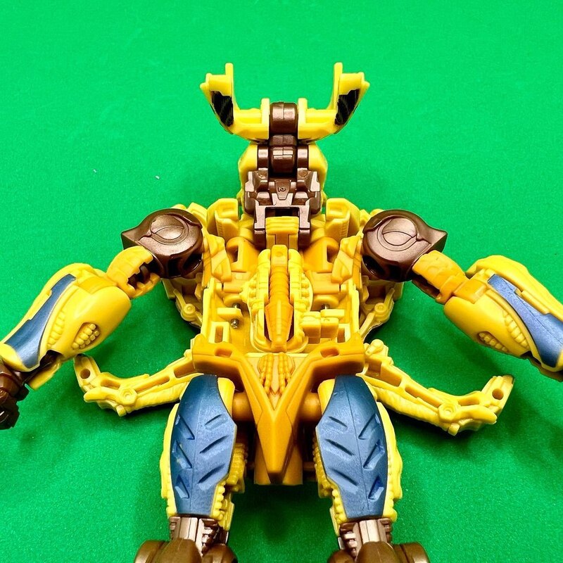 Transformers: Rise of the Beasts Cheetor In-Hand Robot Mode Images